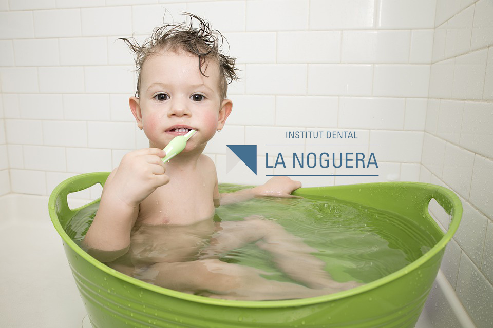 nadó bebe dientes dents.