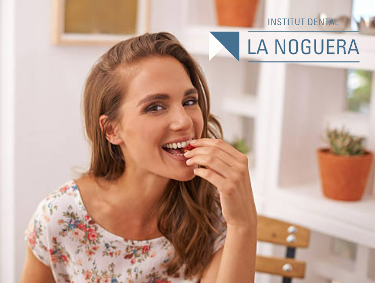 chica noia sonrie somriu mossega muerde boca