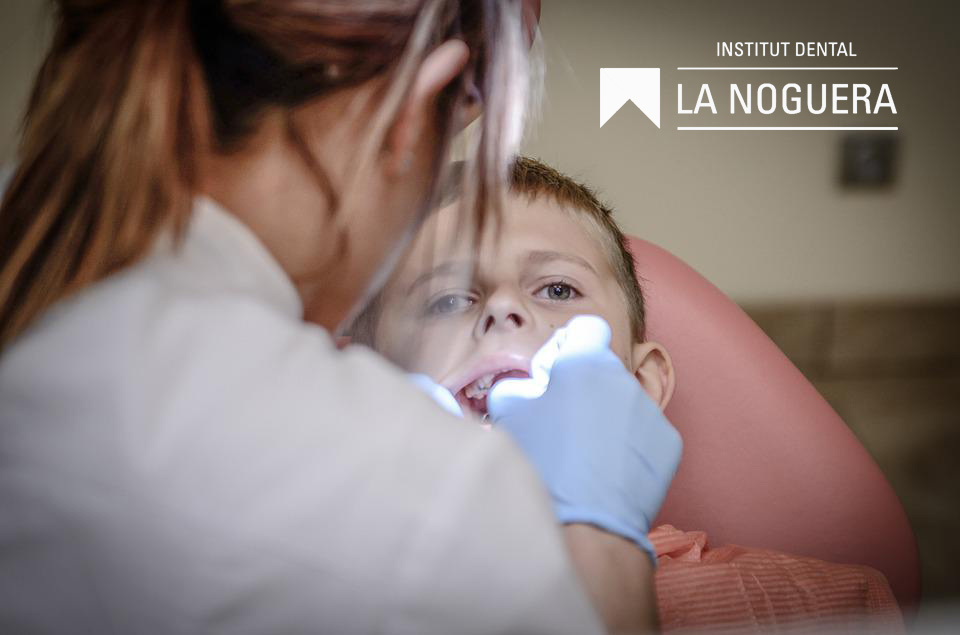 Els nens i el dentista, dels 6 al 12. nens nenes niños paciente boca visita odontologo