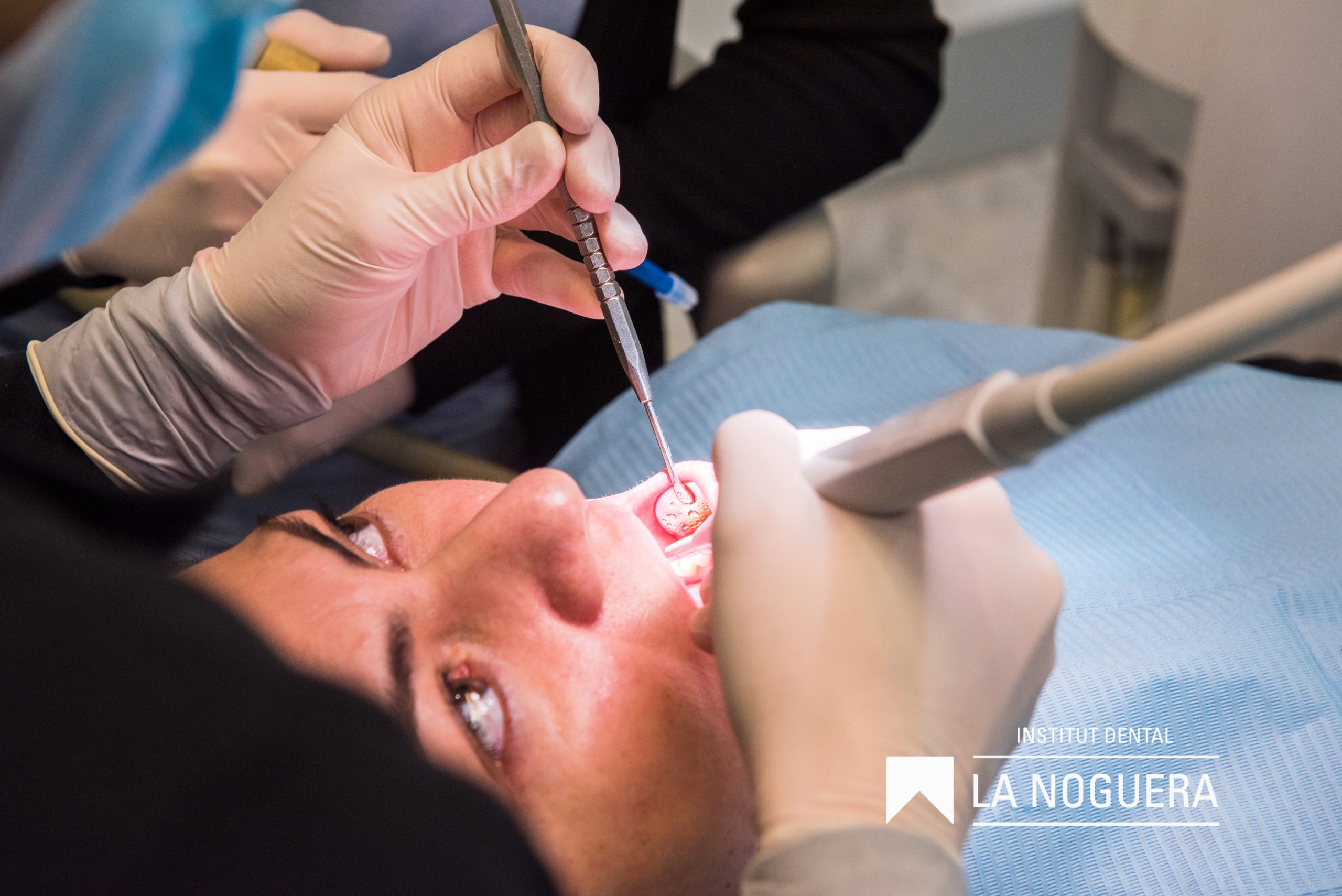 Accions o instruments més emprats quan realitzem una revisió bucodental.