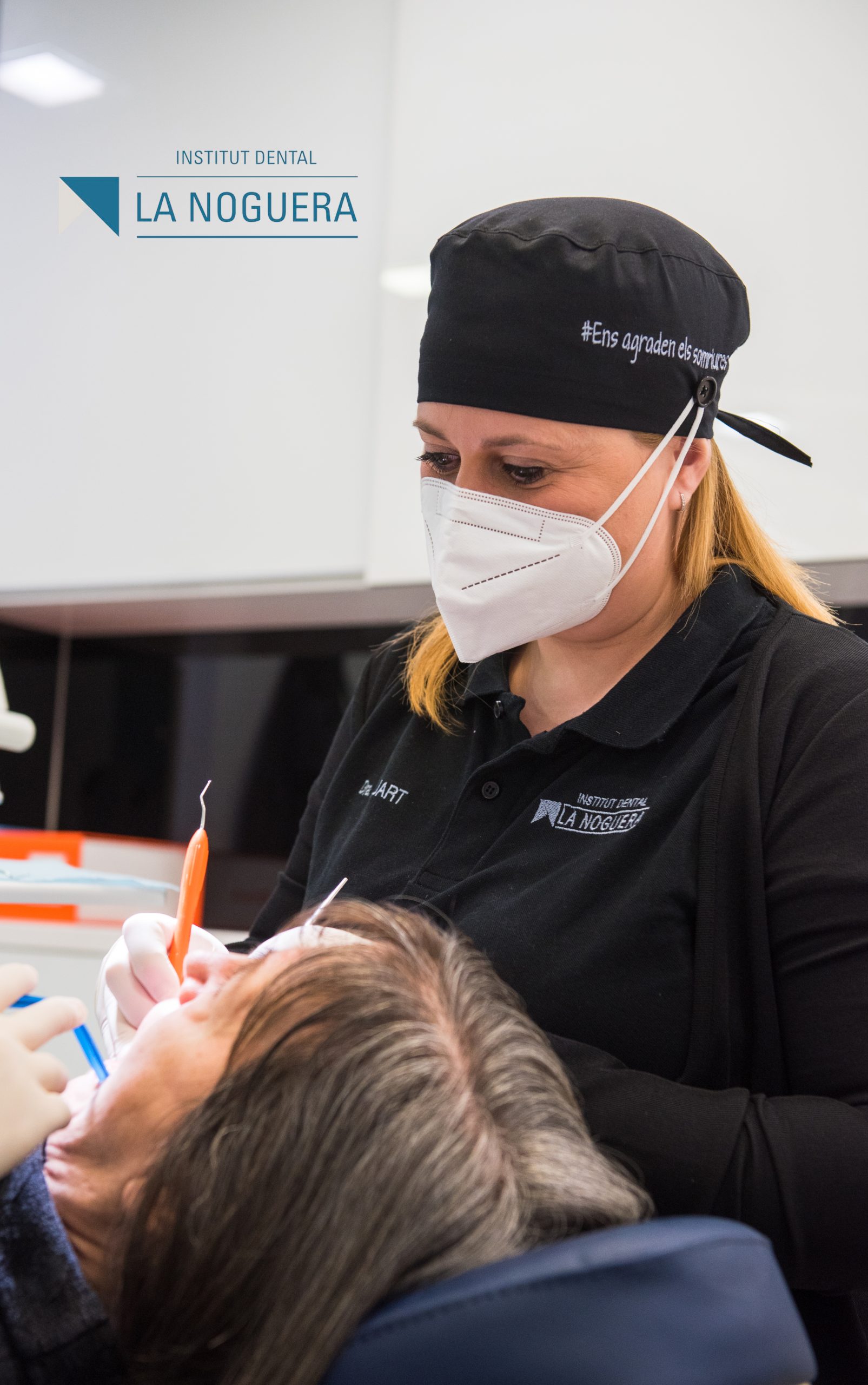 'estètica dental i la cosmètica dental són dues àrees de la odontologia que es dediquen a millorar l'aparença i la estètica dels dents, la boca i la somriure d'una persona.