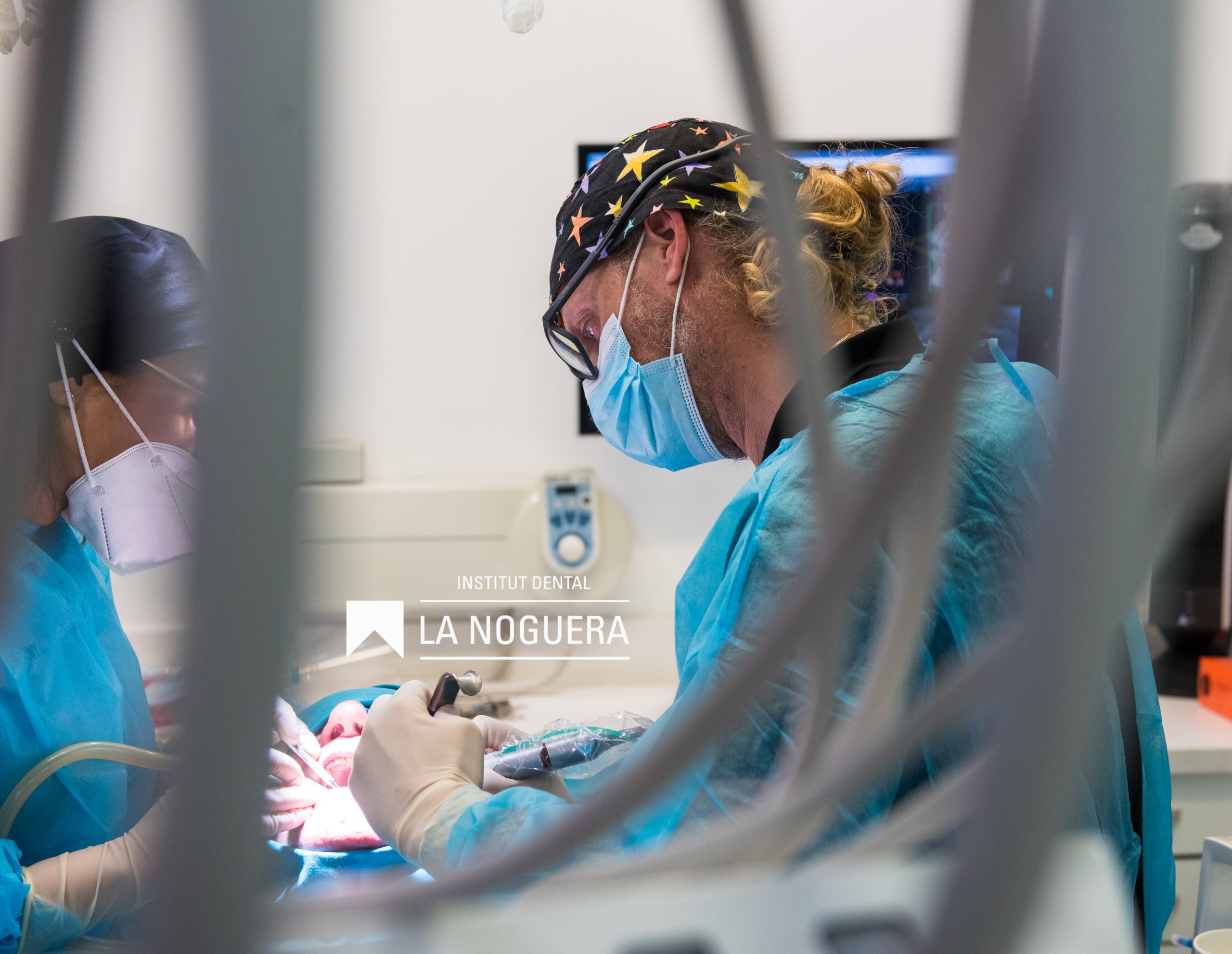 Tot i que els procediments d'implantologia bucodental es realitzen a la boca del pacient, es prenen diverses mesures per assegurar la privacitat i la comoditat durant el procediment.