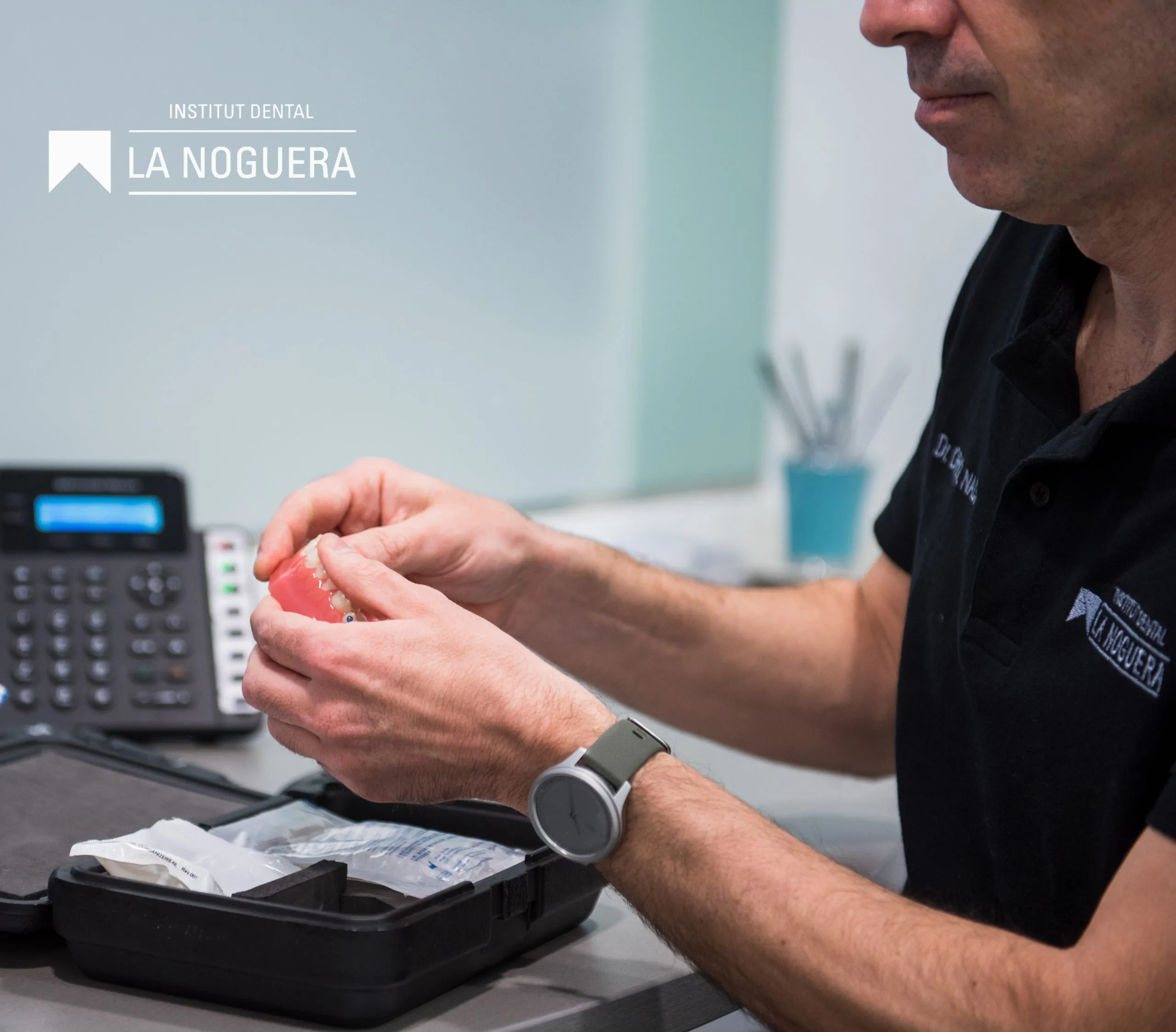 La raó per la qual una clínica odontològica mai es tanca completament és perquè les emergències dentals poden succeir en qualsevol moment.