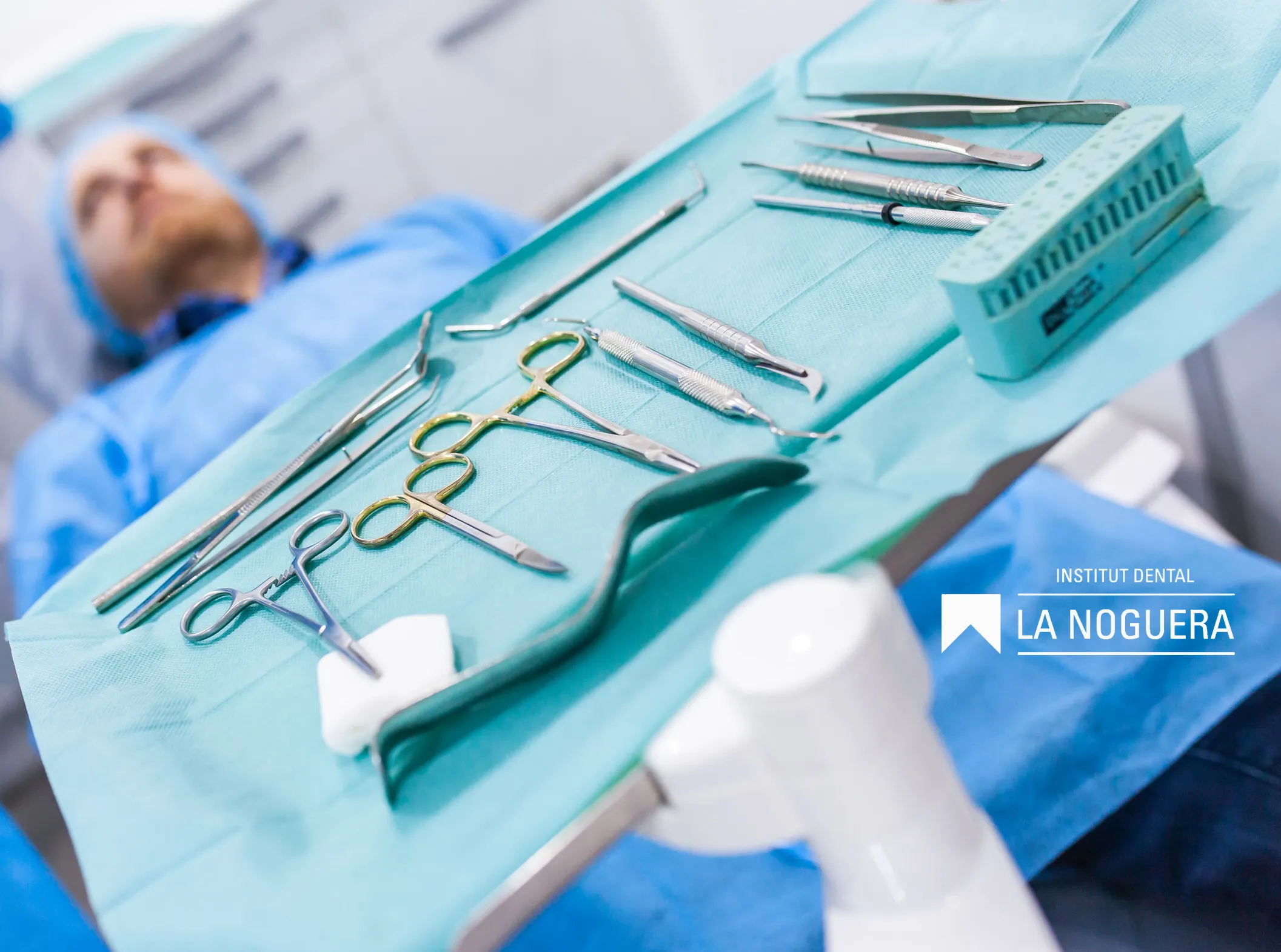 La fenestració d'ullal inclòs és un procediment dental que es realitza per tractar un ullal inclòs, que és un dente permanent que no ha erupcionat completament a la boca i roman atrapat sota la gengiva o l'os.